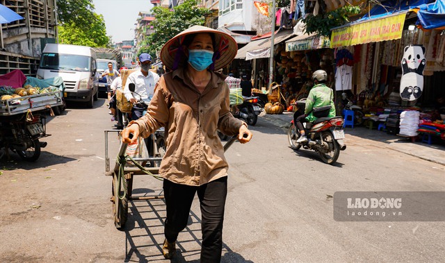 Mặt đường nóng rát hơn 50 độ C, người lao động Hà Nội  “oằn mình&quot; mưu sinh - Ảnh 11.