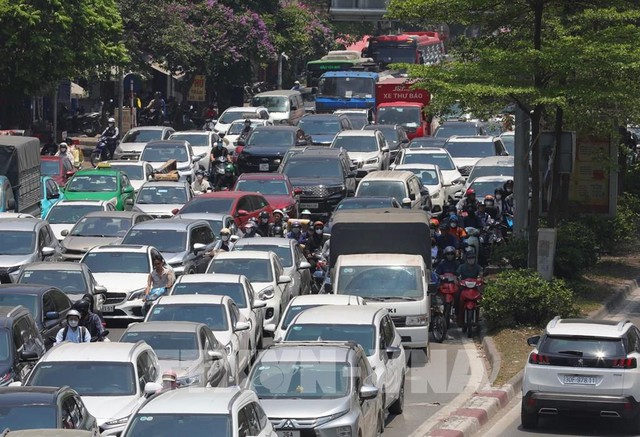 Mặt đường nóng rát hơn 50 độ C, người lao động Hà Nội  “oằn mình&quot; mưu sinh - Ảnh 4.