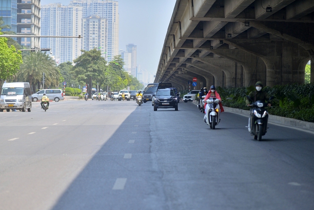 Mặt đường nóng rát hơn 50 độ C, người lao động Hà Nội  “oằn mình&quot; mưu sinh - Ảnh 4.