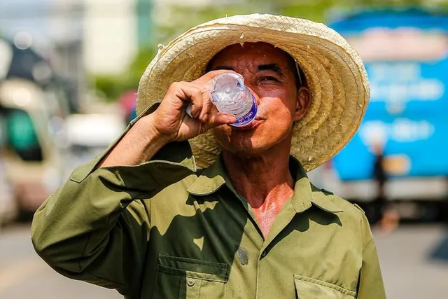 Mặt đường nóng rát hơn 50 độ C, người lao động Hà Nội  “oằn mình&quot; mưu sinh - Ảnh 9.