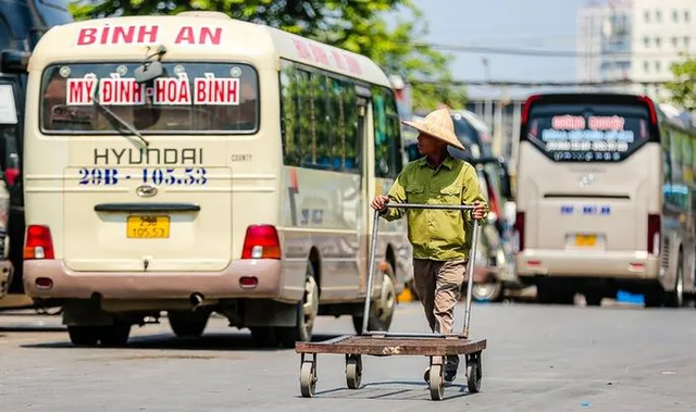 Mặt đường nóng rát hơn 50 độ C, người lao động Hà Nội  “oằn mình&quot; mưu sinh - Ảnh 8.