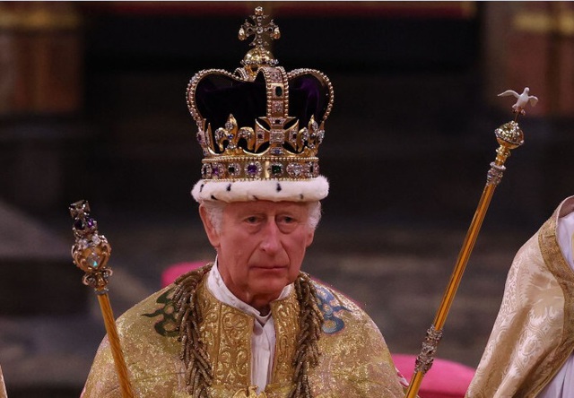 Vua Charles III tuyên thệ và đội vương miện trong lễ đăng quang được cả Anh quốc mong đợi - Ảnh 3.