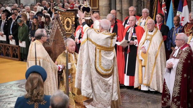 Vua Charles III tuyên thệ và đội vương miện trong lễ đăng quang được cả Anh quốc mong đợi - Ảnh 2.