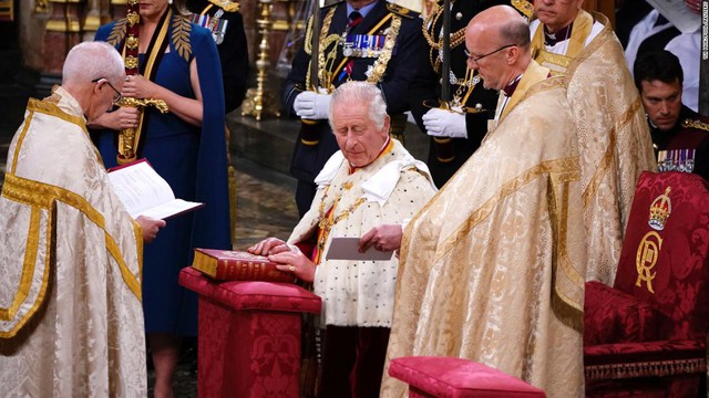 Vua Charles III tuyên thệ và đội vương miện trong lễ đăng quang được cả Anh quốc mong đợi - Ảnh 1.