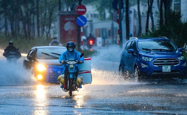 Thời tiết hôm nay 10/5: Nhiều nơi tiếp tục đón mưa lớn - Ảnh 1.