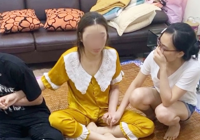 Hàng xóm phẫn nộ vụ bé gái 1 tháng tuổi ở Hà Nội bị bạo hành - Ảnh 1.