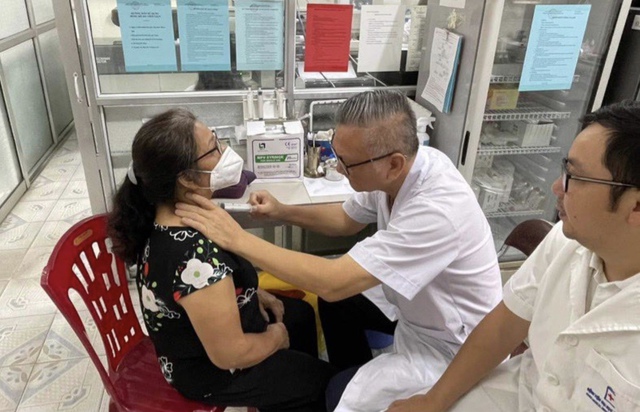 Khám sàng lọc ung thư cho bệnh nhân nữ tỉnh Lào Cai - Ảnh 2.