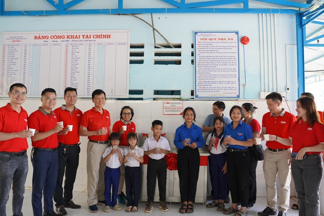 Dai-ichi Life Việt Nam trao quà tặng cho học sinh vùng sâu vùng xa tại Quảng Nam - Ảnh 2.