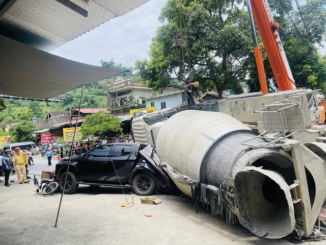 Hiện trường vụ xe bồn đè trúng 3 người ở Lào Cai.