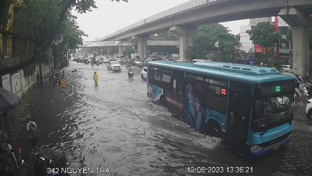 Cận cảnh nhiều tuyến phố Hà Nội ngập thành sông sau cơn mưa trưa xối xả - Ảnh 2.