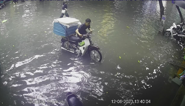 Cận cảnh nhiều tuyến phố Hà Nội ngập thành sông sau cơn mưa trưa xối xả - Ảnh 3.