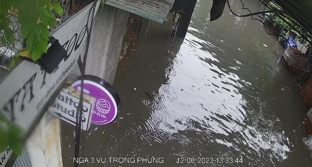 Cận cảnh nhiều tuyến phố Hà Nội ngập thành sông sau cơn mưa trưa xối xả - Ảnh 5.