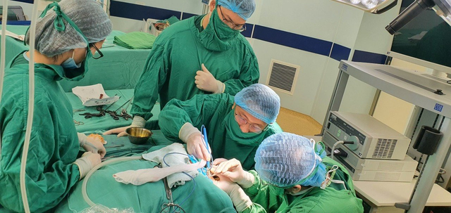 Bệnh viện Sản Nhi tỉnh Phú Thọ cứu bé sơ sinh không có lỗ hậu môn hiếm gặp - Ảnh 1.
