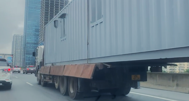 Hoảng hồn với xe tải chở container lơ lửng trên đường - Ảnh 3.