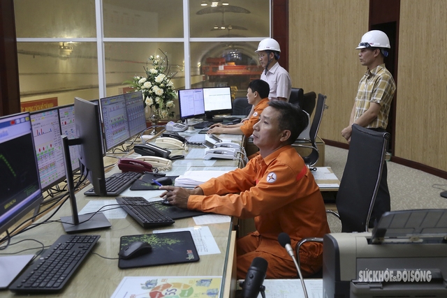 Các cán bộ, nhân viên tại phòng điều hành của Công ty điện Hòa Bình đang kiểm tra hệ thống vận hành.