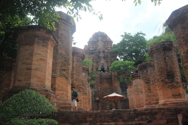 Lối chính dẫn lên tháp bà Ponagar được xây dựng với những cây cột sừng sững.