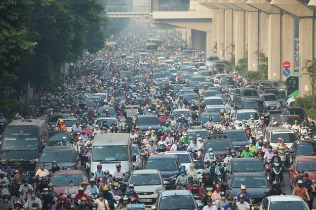 Năm 2030 Hà Nội sẽ cấm xe máy vào nội đô: Có nên cấm cả ô tô cá nhân? - Ảnh 2.