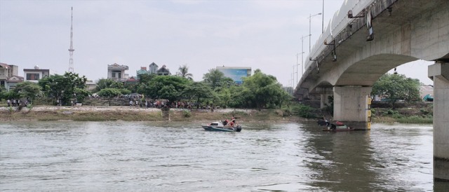 Nỗ lực tìm kiếm cháu bé đuối nước ở Thái Bình - Ảnh 1.