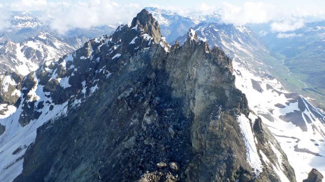 Một góc đỉnh núi ở Áo sụp xuống, hơn 100 nghìn m khối đất đá rơi xuống thung lũng - Ảnh 2.