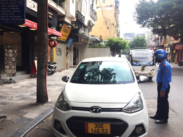 Hà Nội xử lí hàng trăm taxi vi phạm, phát hiện nhiều trường hợp gian lận giá cước - Ảnh 1.