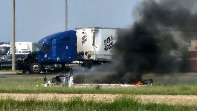 Kinh hoàng xe tải đâm xe buýt trên đường cao tốc ở Canada, ít nhất 15 người thiệt mạng - Ảnh 3.