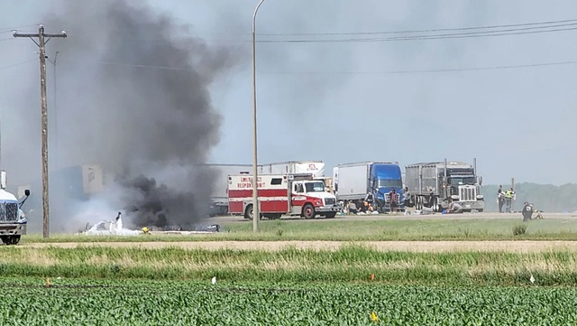 Kinh hoàng xe tải đâm xe buýt trên đường cao tốc ở Canada, ít nhất 15 người thiệt mạng - Ảnh 2.