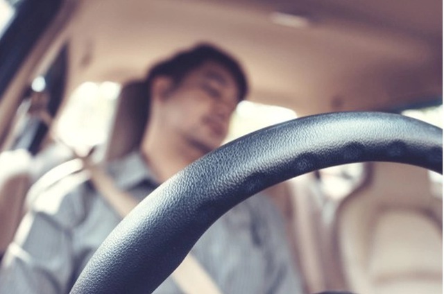 Ngủ trong xe ô tô tiềm ẩn nhiều rủi ro cho sức khỏe, thậm chí là tử vong.