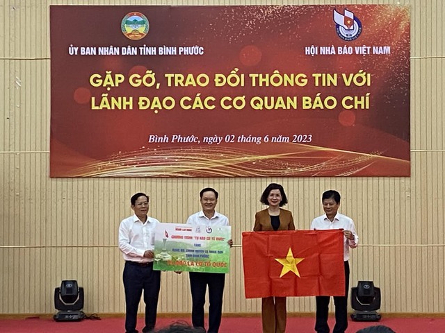 Hội Nhà báo Việt Nam trao tặng 50 suất học bổng và trồng 3.300 cây gáo vàng tại Bình Phước - Ảnh 1.