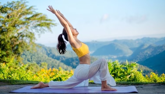 9 lợi ích tuyệt vời của yoga đối với sức khỏe - Ảnh 2.