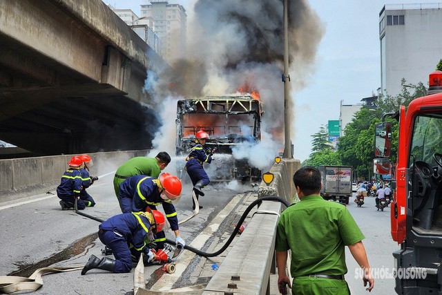 Cận cảnh hiện trường chiếc xe buýt bất ngờ bốc cháy ngùn ngụt trên đường vành đai 3 - Ảnh 3.