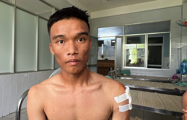 Lật xe chở đội bóng đá trẻ Quảng Nam: Lời kể của nạn nhân - Ảnh 1.