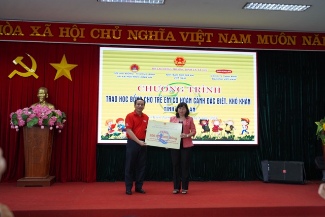 Dai-ichi Life Việt Nam trao tặng học bổng trị giá 200 triệu đồng cho học sinh có hoàn cảnh đặc biệt, khó khăn tại tỉnh Long An - Ảnh 1.