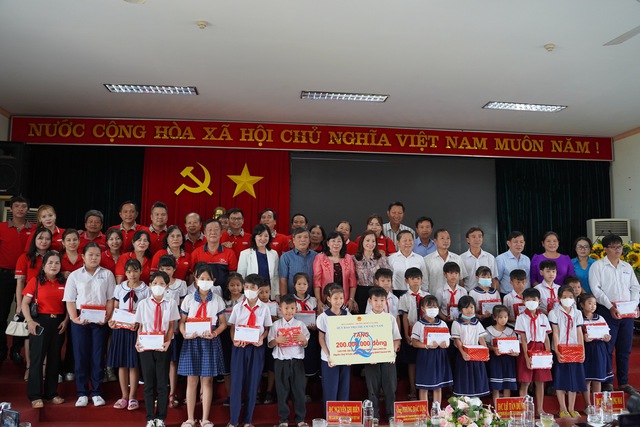 Dai-ichi Life Việt Nam trao tặng học bổng trị giá 200 triệu đồng cho học sinh có hoàn cảnh đặc biệt, khó khăn tại tỉnh Long An - Ảnh 3.
