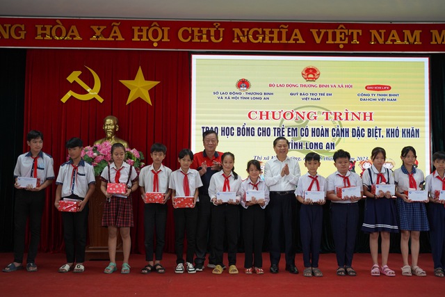 Dai-ichi Life Việt Nam trao tặng học bổng trị giá 200 triệu đồng cho học sinh có hoàn cảnh đặc biệt, khó khăn tại tỉnh Long An - Ảnh 2.