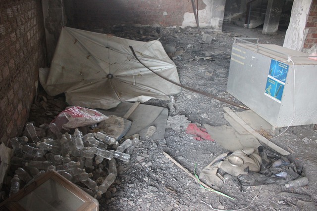 Khánh Hòa: Sau khi bị hỏa hoạn, hàng ngàn ngày, cả khối nhà kí túc xá không được sửa chữa - Ảnh 5.
