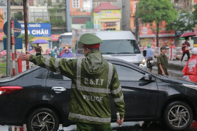 Thí sinh &quot;đội mưa&quot; trong ngày đầu tiên thi tốt nghiệp THPT 2023 - Ảnh 4.