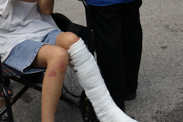 Xúc động khoảnh khắc nữ sinh ngồi xe lăn vì gãy chân được hỗ trợ vào tận phòng thi - Ảnh 5.