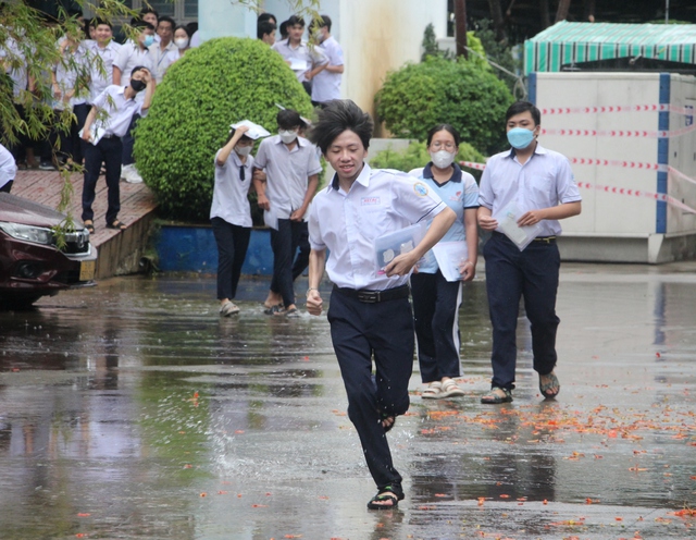TP.HCM mưa lớn: Phụ huynh đứng dưới mưa chờ đón con thi tốt nghiệp THPT - Ảnh 5.
