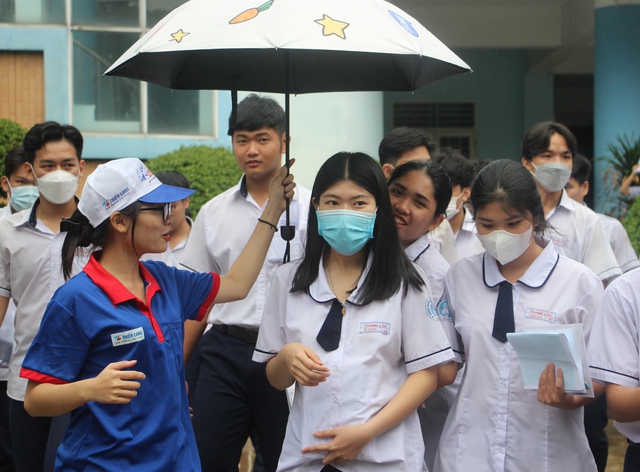 TP.HCM mưa lớn: Phụ huynh đứng dưới mưa chờ đón con thi tốt nghiệp THPT - Ảnh 8.