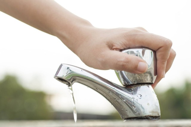 Cách tiết kiệm nước sinh hoạt trong bối cảnh tăng giá nước sạch - Ảnh 2.