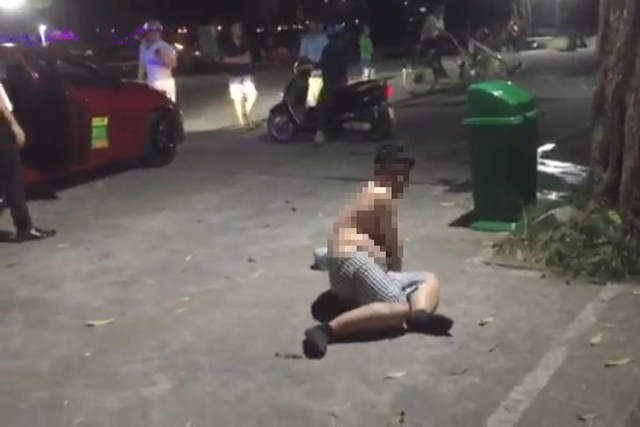 Kỷ luật cảnh cáo Phó trưởng ban ở Thừa Thiên Huế say xỉn, hành động phản cảm nơi công cộng - Ảnh 1.