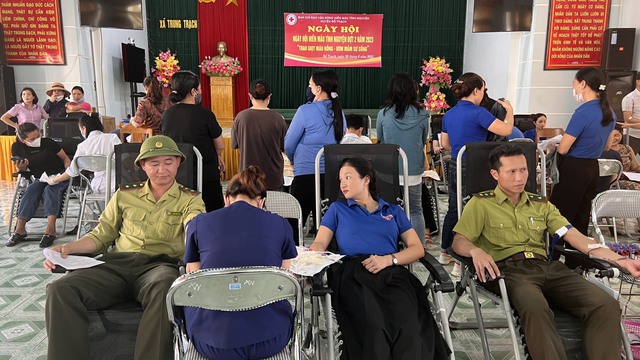 Tiếp nhận hàng trăm đơn vị máu của các tình nguyện viên Quảng Bình - Ảnh 1.