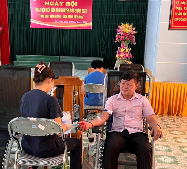 Tiếp nhận hàng trăm đơn vị máu của các tình nguyện viên Quảng Bình - Ảnh 2.