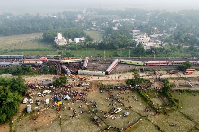 Gia đình nạn nhân vụ tai nạn 3 tàu hỏa va nhau ở Ấn Độ sẽ nhận được 12.000 USD tiền bồi thường - Ảnh 3.