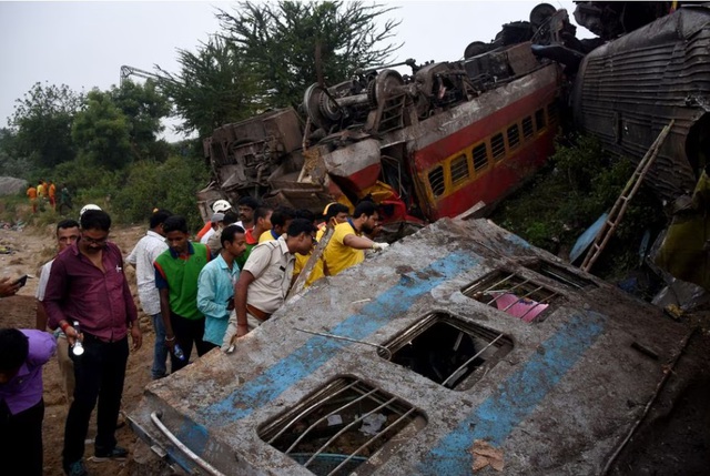 Gia đình nạn nhân vụ tai nạn 3 tàu hỏa va nhau ở Ấn Độ sẽ nhận được 12.000 USD tiền bồi thường - Ảnh 4.