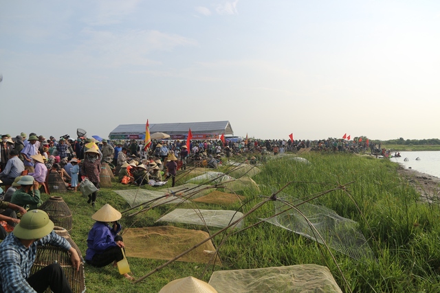 Đặc sắc lễ hội đánh bắt cá cầu may ở Hà Tĩnh - Ảnh 1.