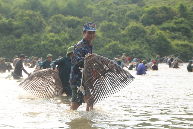 Đặc sắc lễ hội đánh bắt cá cầu may ở Hà Tĩnh - Ảnh 2.