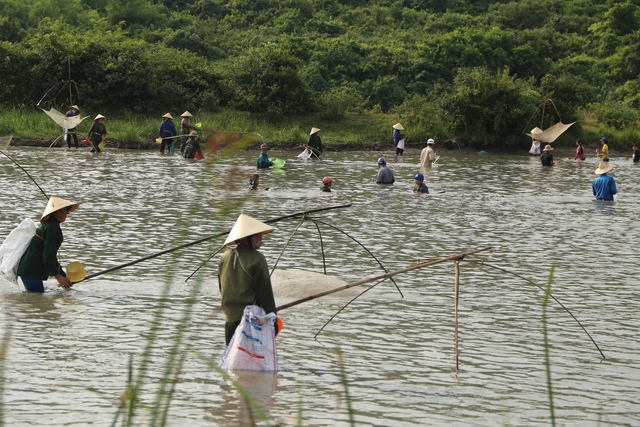 Đặc sắc lễ hội đánh bắt cá cầu may ở Hà Tĩnh - Ảnh 5.