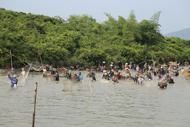 Đặc sắc lễ hội đánh bắt cá cầu may ở Hà Tĩnh - Ảnh 6.