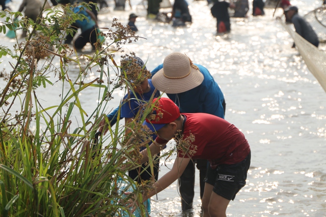 Đặc sắc lễ hội đánh bắt cá cầu may ở Hà Tĩnh - Ảnh 12.